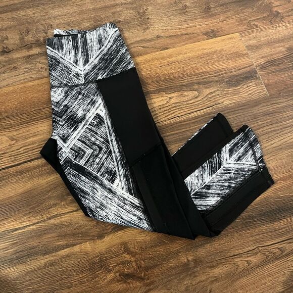 Lululemon Black/White Marble Cropped Leggings - Picture 1 of 7